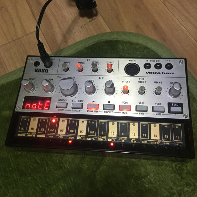 KORG(コルグ)のvolca bass(ACアダプタ付き) 楽器の鍵盤楽器(キーボード/シンセサイザー)の商品写真