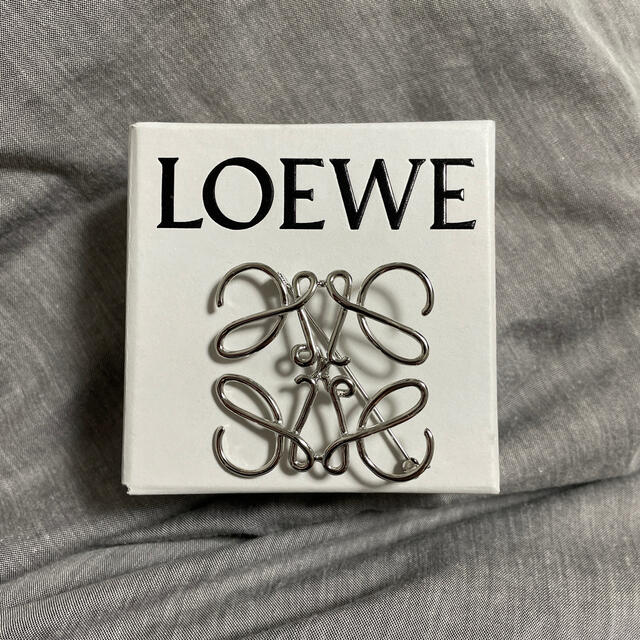 LOEWE アナグラムブローチ