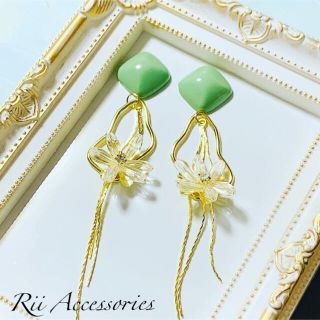 グリーンカボション×フラワービジューゴールドチャームピアス/イヤリング(ピアス)