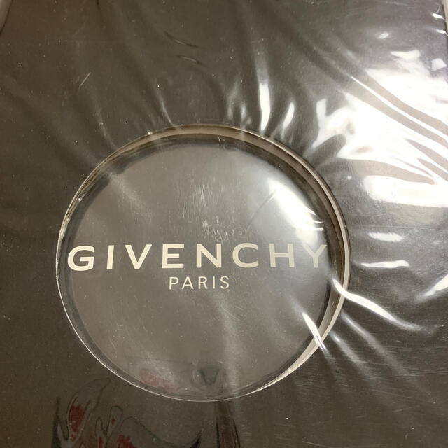 GIVENCHY(ジバンシィ)のVOGUE   JAPAN2015年6月号付録　GIVENCHY   缶バッジ レディースのファッション小物(その他)の商品写真