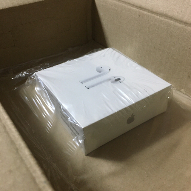 Apple(アップル)のAirPods (第二世代) 新品•未使用 スマホ/家電/カメラのオーディオ機器(ヘッドフォン/イヤフォン)の商品写真