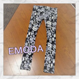 エモダ(EMODA)のEMODA❤︎花柄パンツ(デニム/ジーンズ)