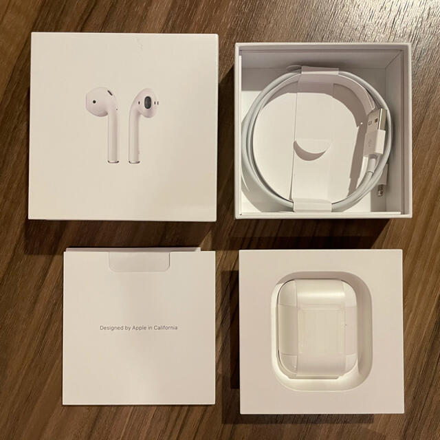 Apple(アップル)の【正規品/付属品あり】Apple AirPods 第1世代 スマホ/家電/カメラのオーディオ機器(ヘッドフォン/イヤフォン)の商品写真