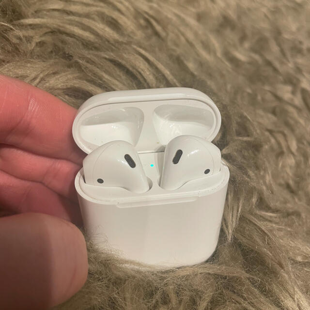 Apple(アップル)の【正規品/付属品あり】Apple AirPods 第1世代 スマホ/家電/カメラのオーディオ機器(ヘッドフォン/イヤフォン)の商品写真