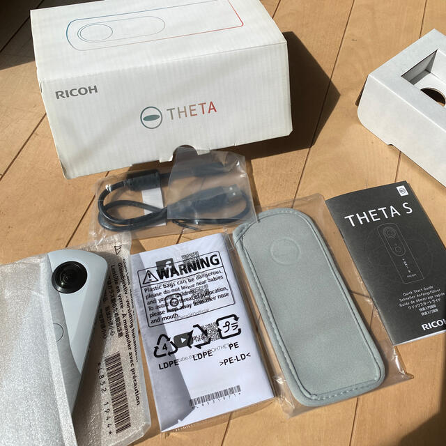 RICOH(リコー)の360°カメラ　＜RICOH THETA S＞　未使用 スマホ/家電/カメラのカメラ(コンパクトデジタルカメラ)の商品写真