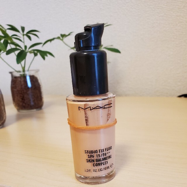 MAC(マック)のMacスタジオ フィックス フルイッド SPF 15NC20 コスメ/美容のベースメイク/化粧品(ファンデーション)の商品写真