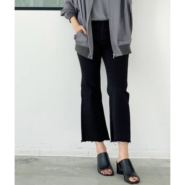 L'Appartement DEUXIEME CLASSE(アパルトモンドゥーズィエムクラス)のL'Appartement cropped flare denim レディースのパンツ(デニム/ジーンズ)の商品写真