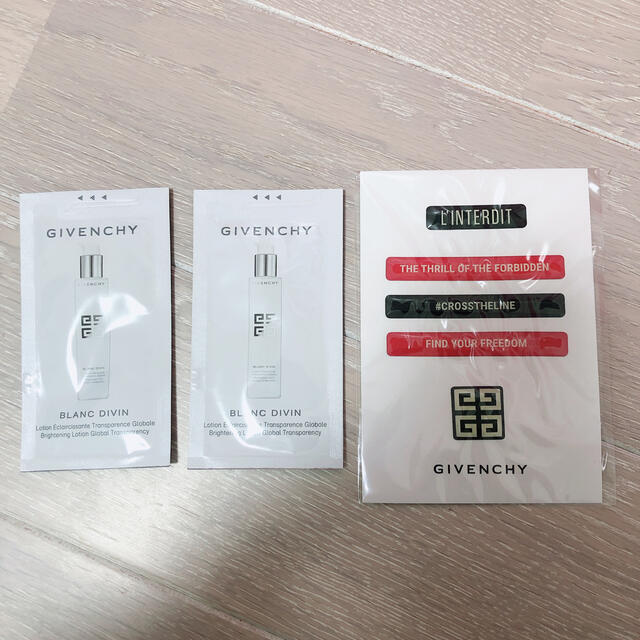 GIVENCHY(ジバンシィ)の化粧水とステッカーのセット コスメ/美容のスキンケア/基礎化粧品(化粧水/ローション)の商品写真