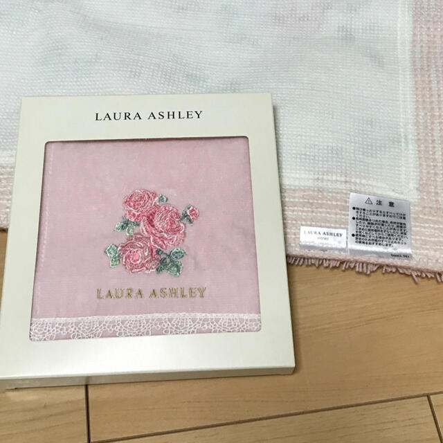 LAURA ASHLEY(ローラアシュレイ)の【ローラアシュレイ】トイレタリー 3点セット インテリア/住まい/日用品のラグ/カーペット/マット(トイレマット)の商品写真