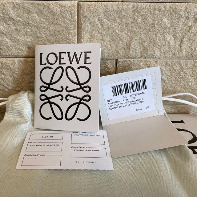 LOEWE(ロエベ)のロエベ ラウンドジップ 折り財布 イエロー×ピンク レディースのファッション小物(財布)の商品写真