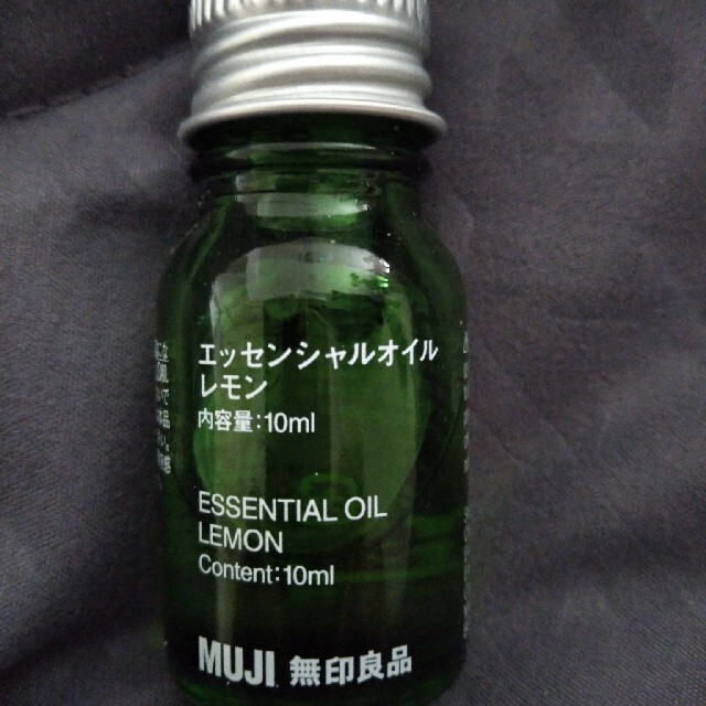 MUJI (無印良品)(ムジルシリョウヒン)の使用品　無印良品エッセンシャルレモン10ml コスメ/美容のリラクゼーション(エッセンシャルオイル（精油）)の商品写真