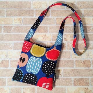 マリメッコ(marimekko)のマリメッコ ☆ コンポッティ柄 キャンバス ショルダーバッグ 小ぶり(ショルダーバッグ)