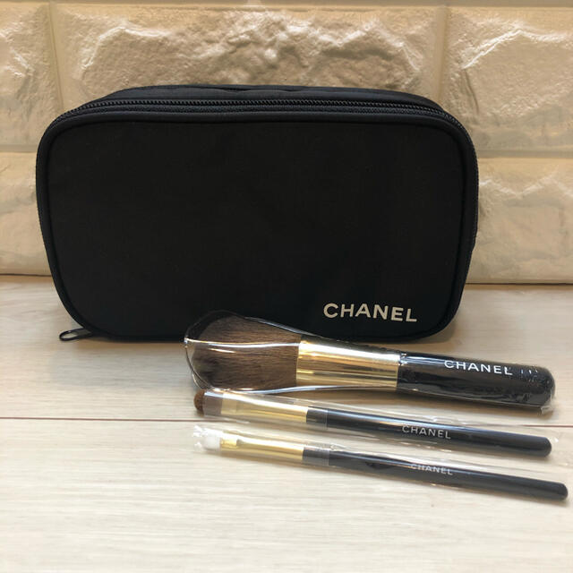 CHANEL(シャネル)の新品保管品　シャネル　トラベルブラシセット　ポーチ　ブラシ✖️3 コスメ/美容のキット/セット(コフレ/メイクアップセット)の商品写真