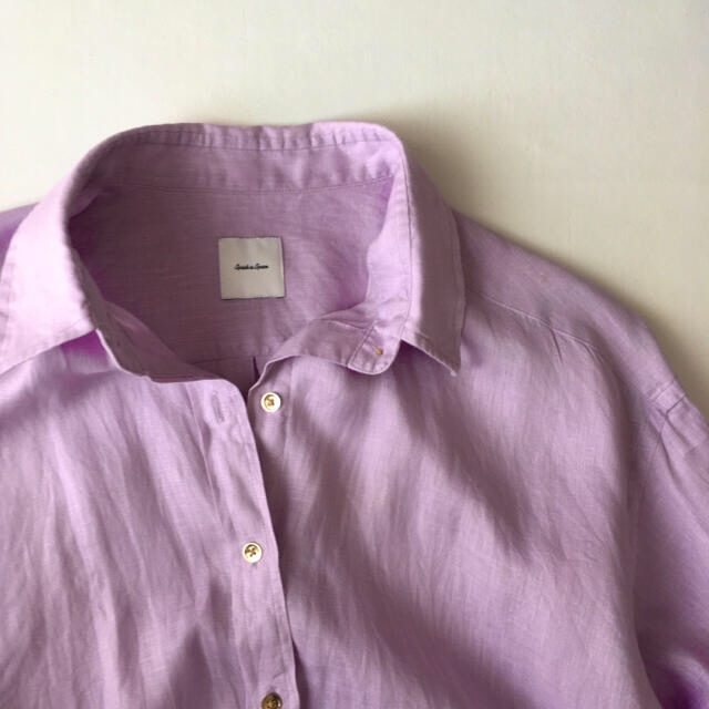 Spick & Span(スピックアンドスパン)のスピックアンドスパン　アサビッグシャツ　紫　金ボタン　パープル　リネン　麻　春 レディースのトップス(シャツ/ブラウス(長袖/七分))の商品写真