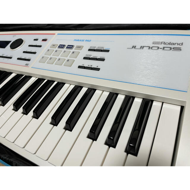 Roland(ローランド)のRolandシンセサイザー　JUNO-DS61 ホワイト　ケース付き 楽器の鍵盤楽器(キーボード/シンセサイザー)の商品写真