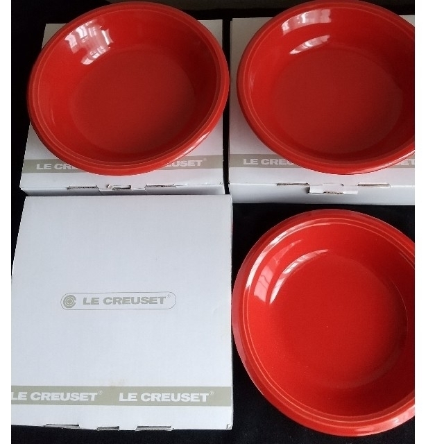 LE CREUSET(ルクルーゼ)の新品未使用品  LE CREUSET ル・クルーゼ 赤色 お皿 ３枚セット インテリア/住まい/日用品のキッチン/食器(食器)の商品写真