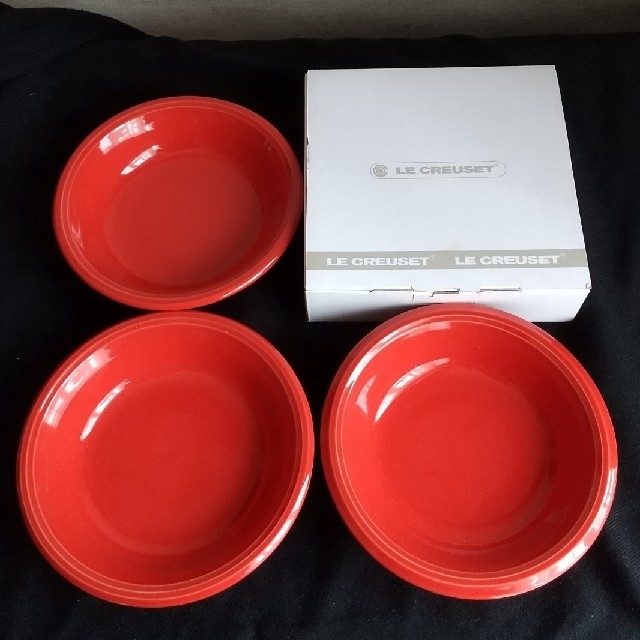 LE CREUSET(ルクルーゼ)の新品未使用品  LE CREUSET ル・クルーゼ 赤色 お皿 ３枚セット インテリア/住まい/日用品のキッチン/食器(食器)の商品写真