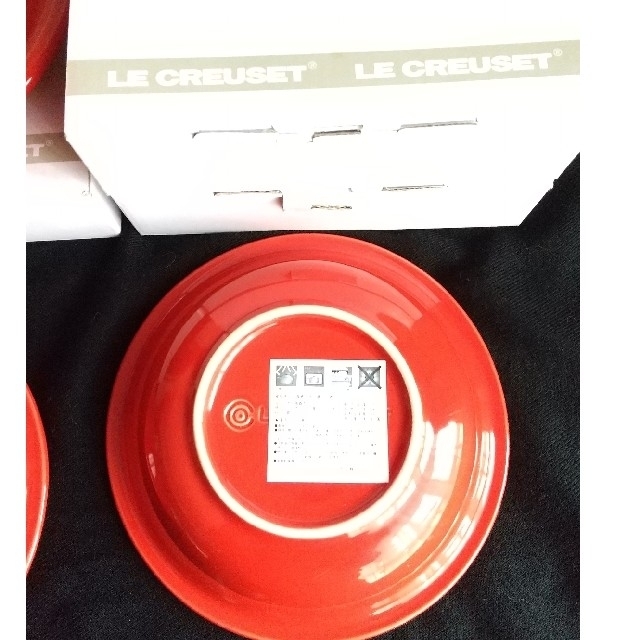 LE CREUSET(ルクルーゼ)の新品未使用品  LE CREUSET ル・クルーゼ 赤色 お皿 ３枚セット インテリア/住まい/日用品のキッチン/食器(食器)の商品写真