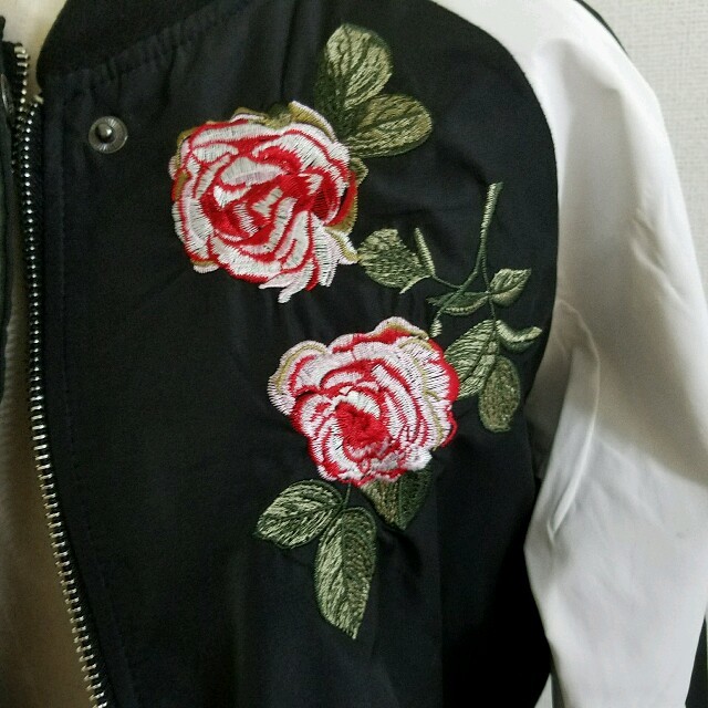 3L大きいサイズバラ刺繍ナイロンジャケット レディースのジャケット/アウター(ナイロンジャケット)の商品写真