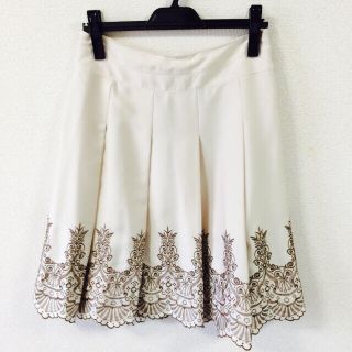 オフオン(OFUON)の上品☆刺繍スカート(ひざ丈スカート)