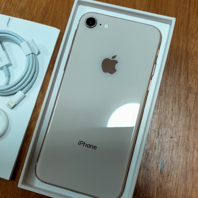 iPhone(アイフォーン)のiphone8 64gb ピンクゴールド スマホ/家電/カメラのスマートフォン/携帯電話(スマートフォン本体)の商品写真
