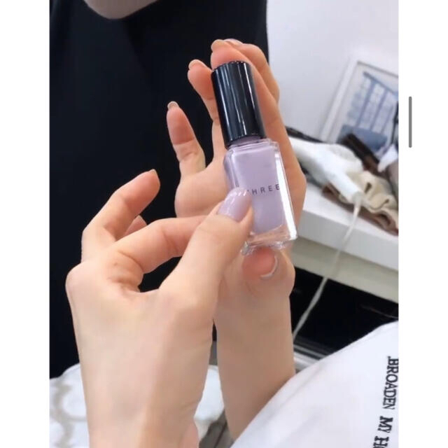 THREE(スリー)の【THREE】nail polish 104 コスメ/美容のネイル(マニキュア)の商品写真