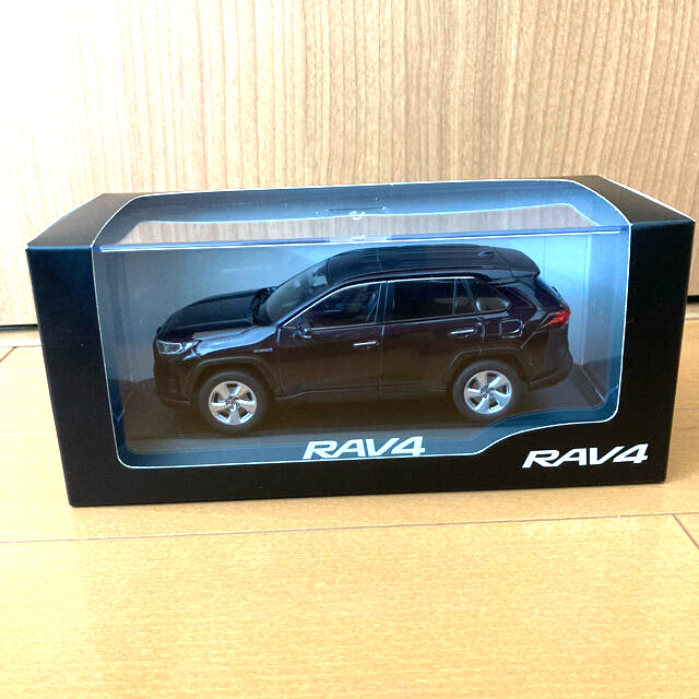 トヨタ(トヨタ)のトヨタ 新型RAV4 1/30ミニカー ダイキャスト製　クリアケース付 エンタメ/ホビーのおもちゃ/ぬいぐるみ(ミニカー)の商品写真