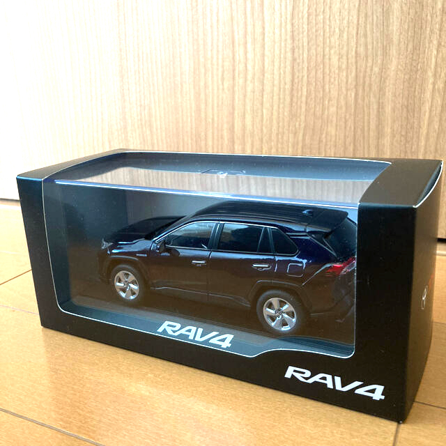 トヨタ(トヨタ)のトヨタ 新型RAV4 1/30ミニカー ダイキャスト製　クリアケース付 エンタメ/ホビーのおもちゃ/ぬいぐるみ(ミニカー)の商品写真