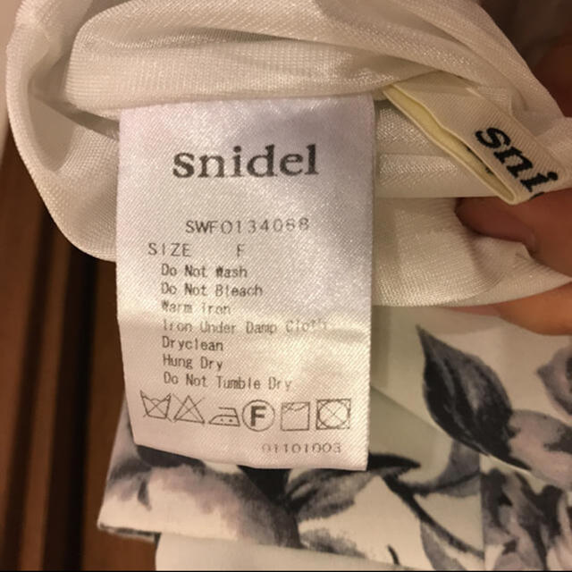 SNIDEL(スナイデル)の花柄　ミニワンピ レディースのスカート(ひざ丈スカート)の商品写真