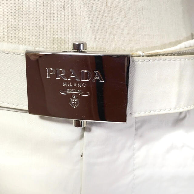 PRADA(プラダ)の専用♡PRADA メタリックなロゴベルトが格好良い春夏カプリパンツ レディースのパンツ(カジュアルパンツ)の商品写真