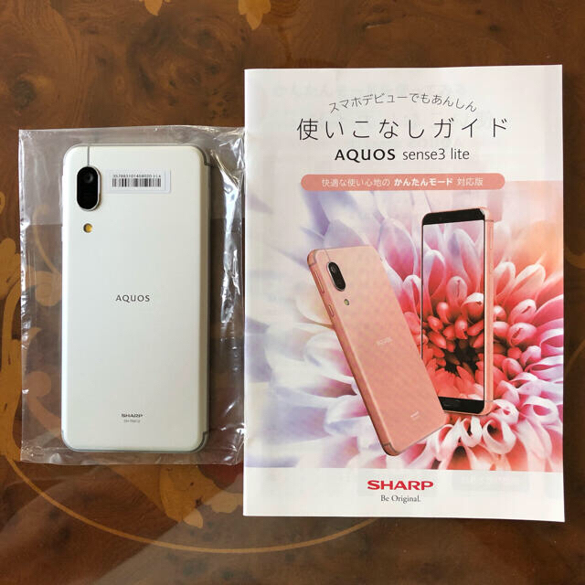 AQUOS(アクオス)のAQUOS sense3 lite シルバー ホワイト64 GB スマホ/家電/カメラのスマートフォン/携帯電話(スマートフォン本体)の商品写真