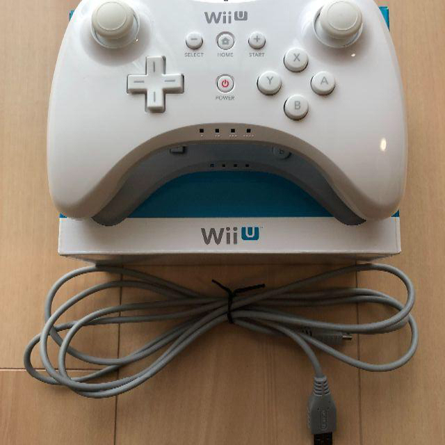 Wii U PROコントローラー　白 エンタメ/ホビーのゲームソフト/ゲーム機本体(その他)の商品写真