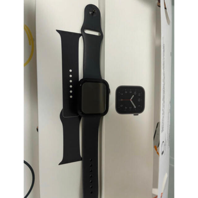 Apple(アップル)のApple Watch SE 44ミリ　GPSモデル　ほぼ新品 スマホ/家電/カメラのスマートフォン/携帯電話(その他)の商品写真