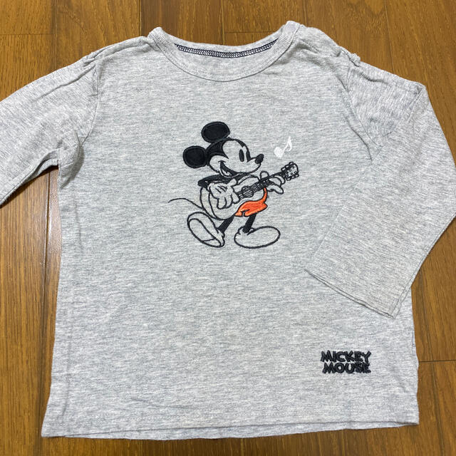 UNIQLO(ユニクロ)のユニクロ　ミッキーロングTシャツ　90 キッズ/ベビー/マタニティのキッズ服男の子用(90cm~)(Tシャツ/カットソー)の商品写真