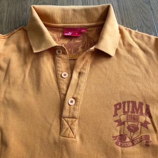 プーマ(PUMA)のPUMAプーマクラシック.ダメージオレンジポロシャツ.鹿子地タグ刺繍プリント(ポロシャツ)