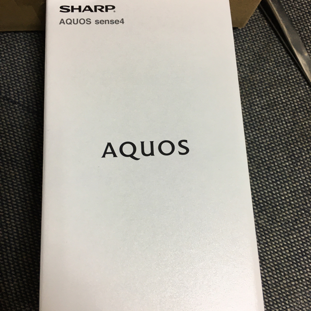 AQUOS(アクオス)の【新品未開封AQUOS Sense4SH-M15 シルバー、ライトじゃない方です スマホ/家電/カメラのスマートフォン/携帯電話(スマートフォン本体)の商品写真