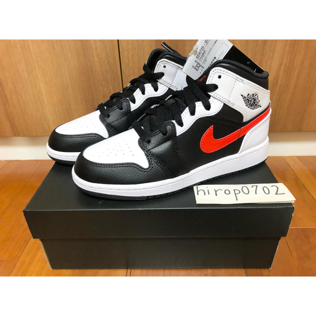 NIKE(ナイキ)のNIKE AIR JORDAN 1 MID ナイキ エアジョーダン1  レディースの靴/シューズ(スニーカー)の商品写真