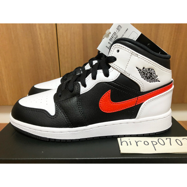 NIKE(ナイキ)のNIKE AIR JORDAN 1 MID ナイキ エアジョーダン1  レディースの靴/シューズ(スニーカー)の商品写真