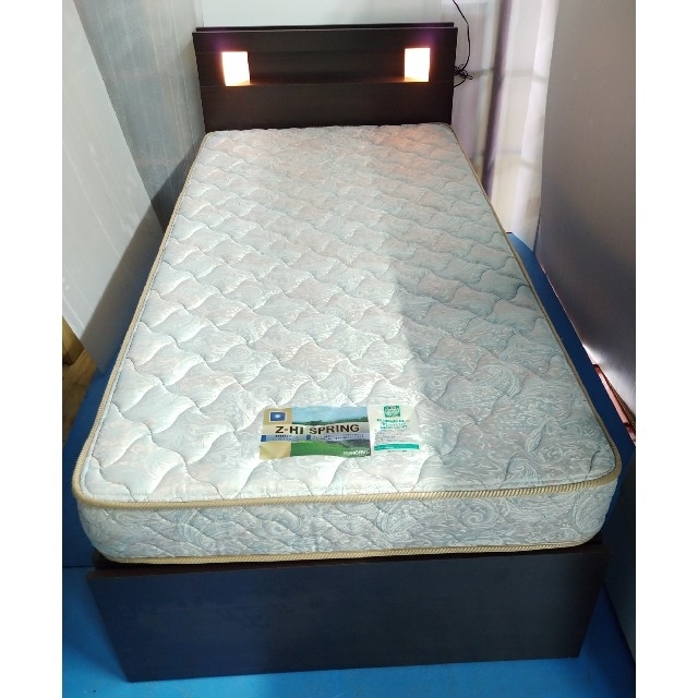 シングルベッド　フランスベッドマットレス　跳ね上げ収納ベッド　ライト　コンセント インテリア/住まい/日用品のベッド/マットレス(シングルベッド)の商品写真