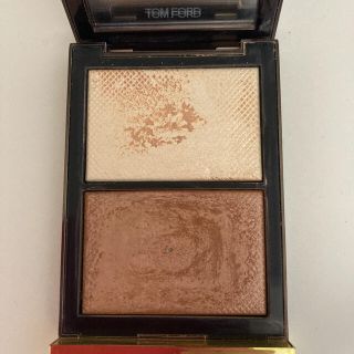 トムフォード(TOM FORD)のトムフォード　スキン　イルミネイティングパウダー　デュオ　01 中古(フェイスパウダー)