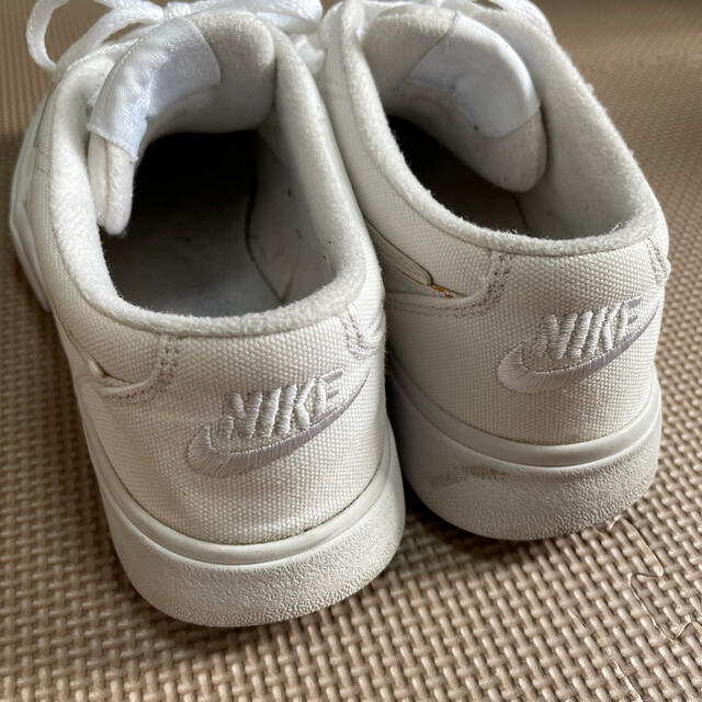 NIKE(ナイキ)のナイキ NIKE スニーカー 白 ホワイト レディースの靴/シューズ(スニーカー)の商品写真
