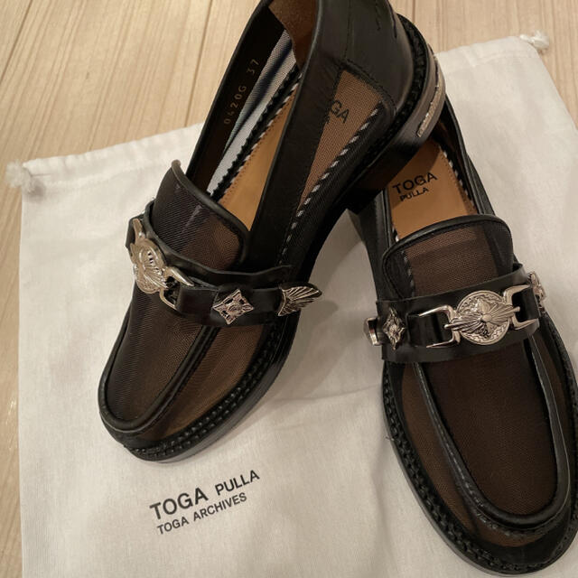 TOGA PULLA チュール素材コンチョ付きローファーローファー/革靴