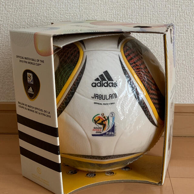 adidas(アディダス)の新品 ジャブラニ jabulani サッカーボール 2010w杯 南アフリカ大会 スポーツ/アウトドアのサッカー/フットサル(記念品/関連グッズ)の商品写真