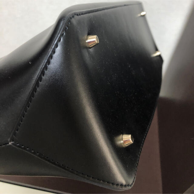 agnes b.(アニエスベー)のアニエスベー　ハンドバッグ　A4収納可能　ロゴ　レザー　ブラック レディースのバッグ(ハンドバッグ)の商品写真