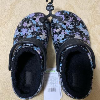 クロックス(crocs)のクロックス バヤ ラインド プリンテッド クロッグサンダル 花柄 黒(サンダル)