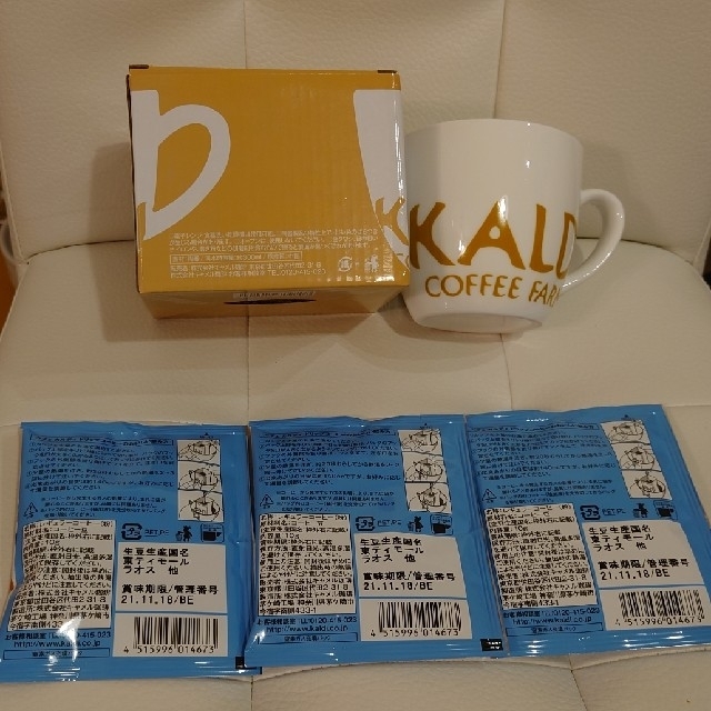 KALDI(カルディ)のカルディマグカップとコーヒー3個 インテリア/住まい/日用品のキッチン/食器(グラス/カップ)の商品写真