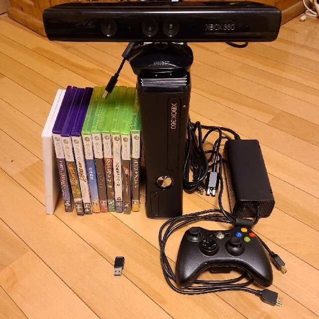 Xbox360(エックスボックス360)のxbox360S 4G キネクトセンサー付属品　ソフト13本 エンタメ/ホビーのゲームソフト/ゲーム機本体(家庭用ゲーム機本体)の商品写真