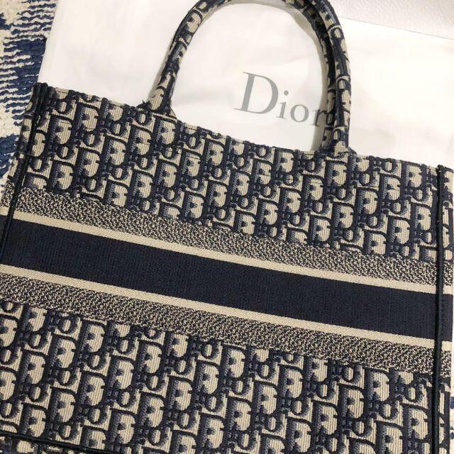 Christian Dior(クリスチャンディオール)のDIOR ブックトート　スモール　ディオール　ブックトート レディースのバッグ(トートバッグ)の商品写真