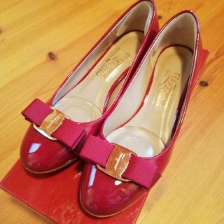 サルヴァトーレフェラガモ(Salvatore Ferragamo)の【美品✨】サルヴァトーレフェラガモ　パンプス　赤　レッド　Ferragamo(ハイヒール/パンプス)