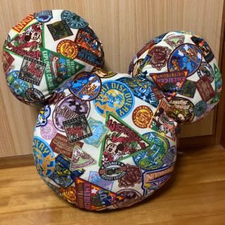 ディズニー　Mickey型クッション(キャラクターグッズ)